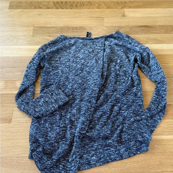 Forever 21 Gray and white Sweater with an open back small women's - Picture 8 of 8